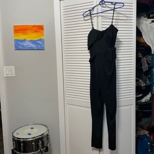 Asymmetrical jumper with belt inside the outfit